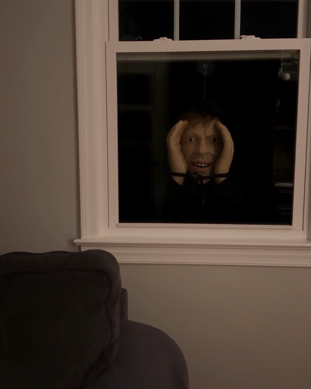 Peeper « L’Étranger » à la fenêtre